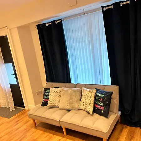 Spacious 1-bed In Stretford * マンチェスター
