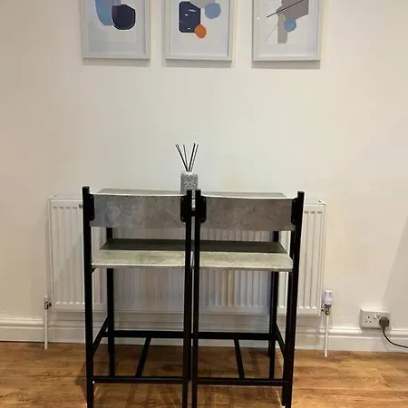 アパート Spacious 1-bed In Stretford *