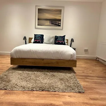 アパート Spacious 1-bed In Stretford *