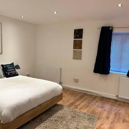 Spacious 1-bed In Stretford * Manchester