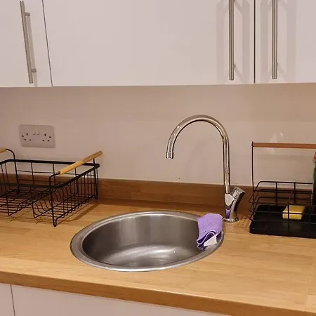 2 Bed Manchaster With Private Entrance *