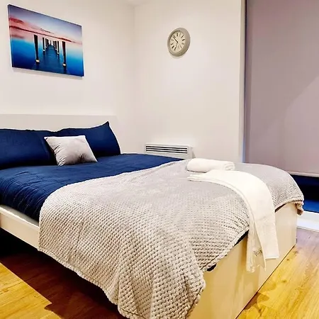 2 Bed Manchaster With Private Entrance