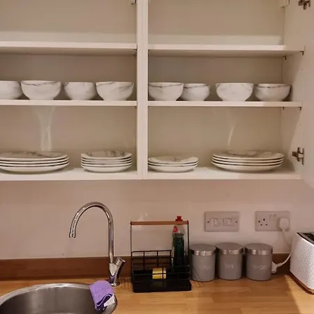 2 Bed Manchaster With Private Entrance