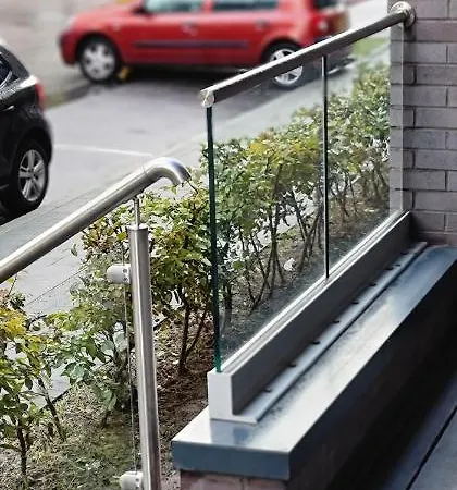 2 Bed Manchaster With Private Entrance *
