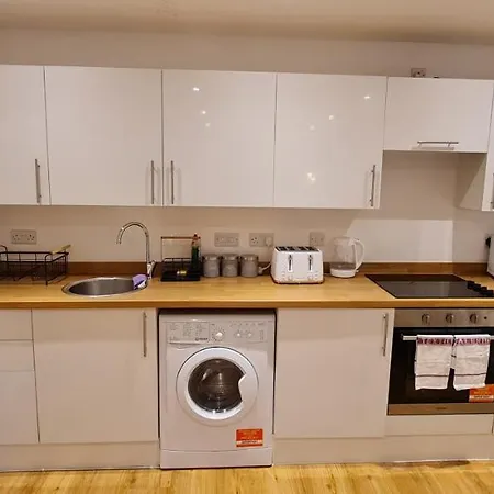2 Bed Manchaster With Private Entrance *