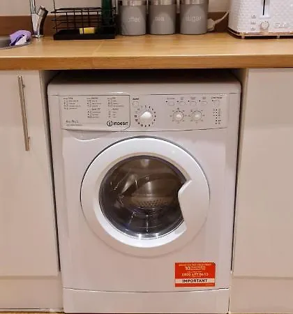 2 Bed Manchaster With Private Entrance *