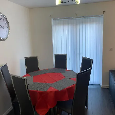 Spacious 4 Bed House, Sleep 8 Short & Long Stay, Free Parking ,5min Drive From Man Stadium Apartment