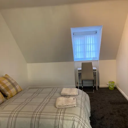 Apartment Spacious 4 Bed House, Sleep 8 Short & Long Stay, Free Parking ,5min Drive From Man Stadium *