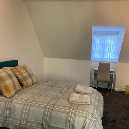 Apartment Spacious 4 Bed House, Sleep 8 Short & Long Stay, Free Parking ,5min Drive From Man Stadium Manchester