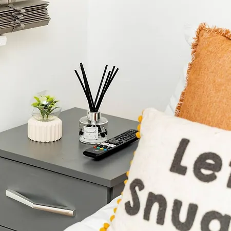 Dynasty - Alison Kelly Close Apartman Manchester