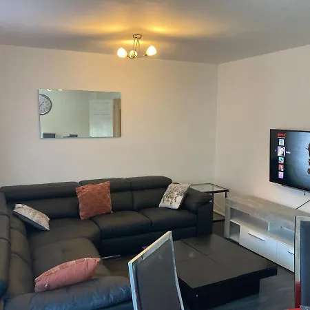 Spacious 4 Bed House, Sleep 8 Short & Long Stay, Free Parking ,5min Drive From Man Stadium Manchester
