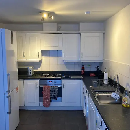 Spacious 4 Bed House, Sleep 8 Short & Long Stay, Free Parking ,5min Drive From Man Stadium * Manchester