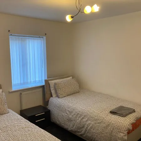 Apartment Spacious 4 Bed House, Sleep 8 Short & Long Stay, Free Parking ,5min Drive From Man Stadium *