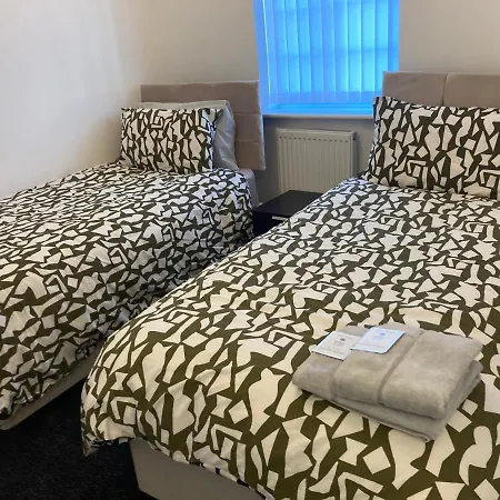Apartment Spacious 4 Bed House, Sleep 8 Short & Long Stay, Free Parking ,5min Drive From Man Stadium *