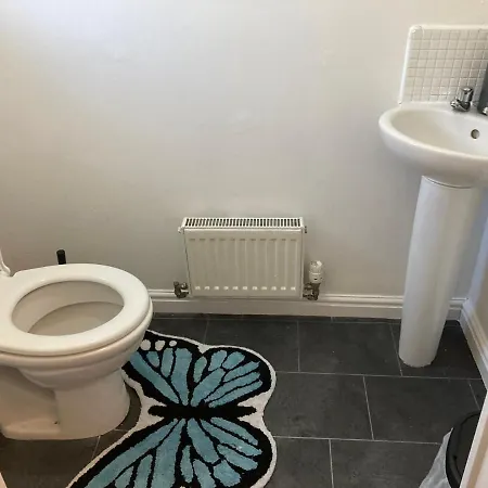 Spacious 4 Bed House, Sleep 8 Short & Long Stay, Free Parking ,5min Drive From Man Stadium Apartment Manchester