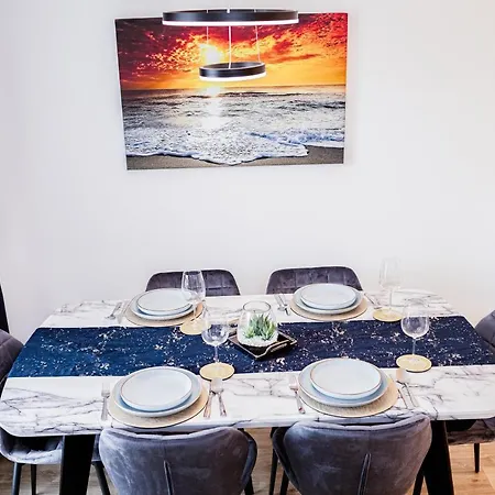 度假居 Beautifully Fab 3 Bedroom 4 Beds New 8 Guests Stretford Trafford