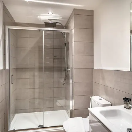 Modern & Bright 2 Bed By Old Trafford *