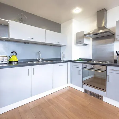 Modern & Central 1kb Apt Salford Quays Apartment