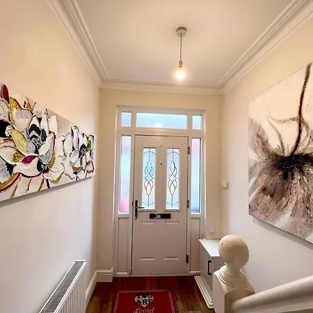 Ferienhaus Awesome 4 Bed House In