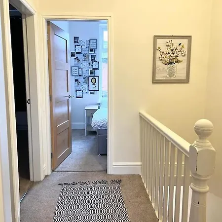 Awesome 4 Bed House In Manchester