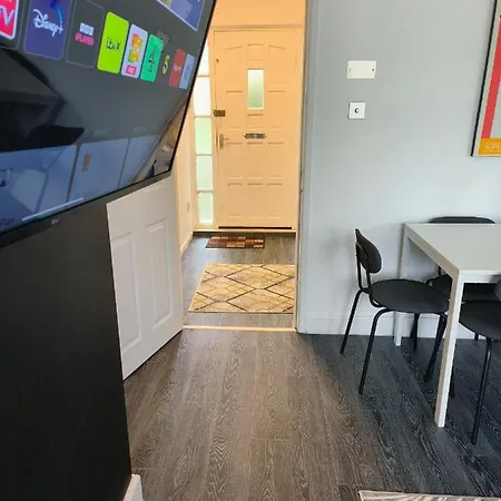 Modern Fully Furnished 3 Bedroom House * マンチェスター