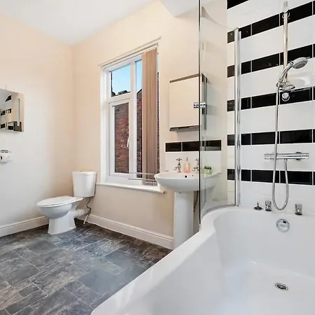 Spacious Near United Stadium - Pass The Keys *