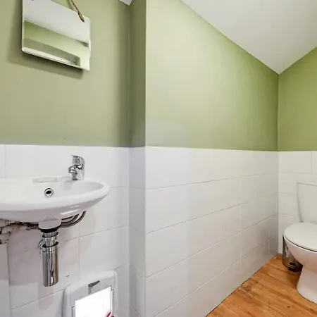 Pass The Keys Old Trafford 4-bedroom Retreat Near United & Centre - Family-friendly Holiday home *
