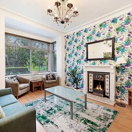 Pass The Keys Old Trafford 4-bedroom Retreat Near United & Centre - Family-friendly Holiday home