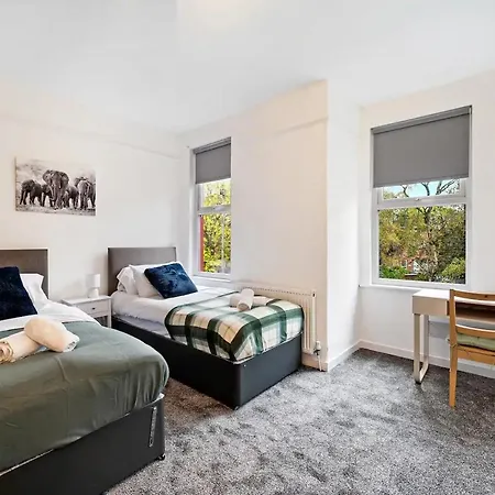 Pass The Keys Old Trafford 4-bedroom Retreat Near United & Centre - Family-friendly Holiday home Manchester