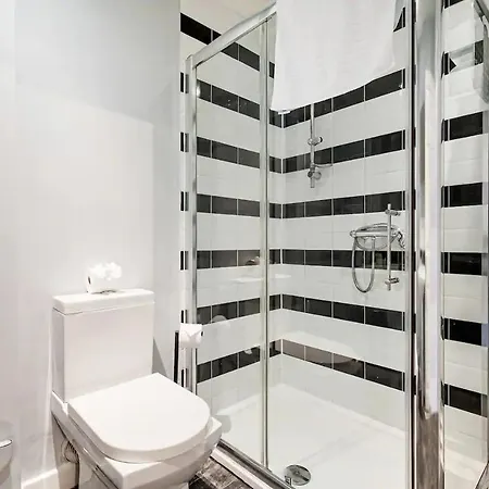 Semesterbostad Spacious Near United Stadium - Pass The Keys *