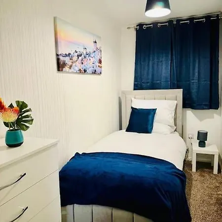 Beautiful House Sleeps 6 -