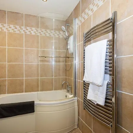Modern 2 Bedroom With Free Parking *