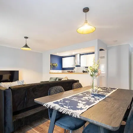 Lägenhet Modern 2 Bedroom With Free Parking