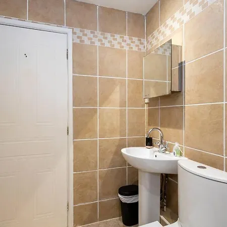 Modern 2 Bedroom With Free Parking Lägenhet *