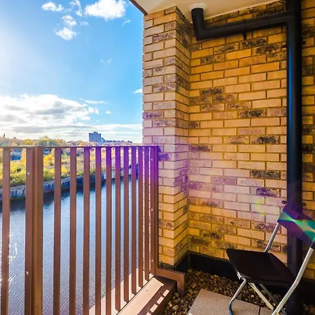 Hilltop Serviced - Salford Quays Apartment