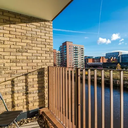 Hilltop Serviced - Salford Quays Apartment