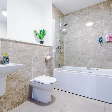 Spacious 3-bedroom In With Private Rooftop Terrace & Stunning Views Apartment Manchester