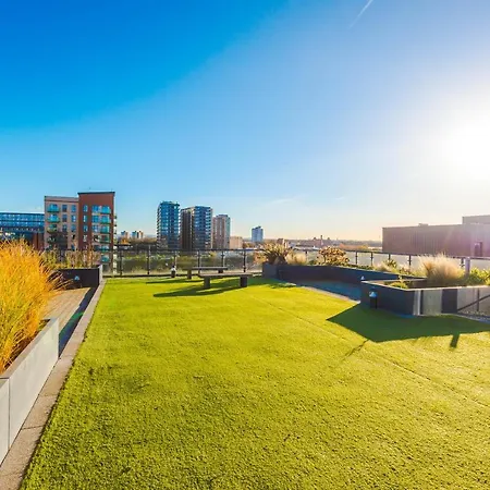 Spacious 3-bedroom In With Private Rooftop Terrace & Stunning Views *