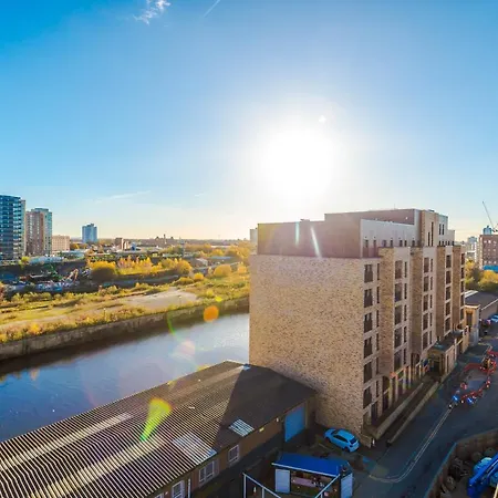 Spacious 3-bedroom In With Private Rooftop Terrace & Stunning Views *