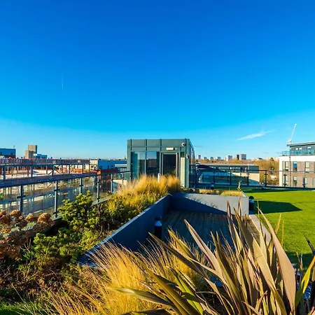 Spacious 3-bedroom In With Private Rooftop Terrace & Stunning Views Apartment *