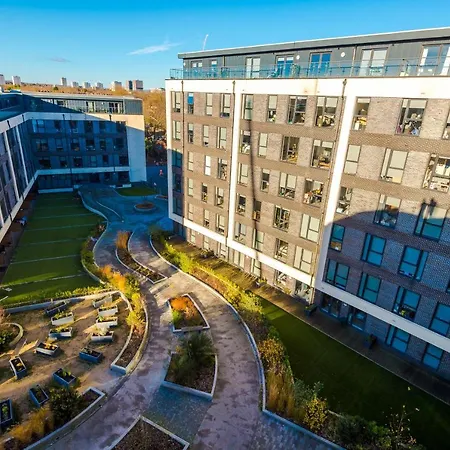 Spacious 3-bedroom In With Private Rooftop Terrace & Stunning Views