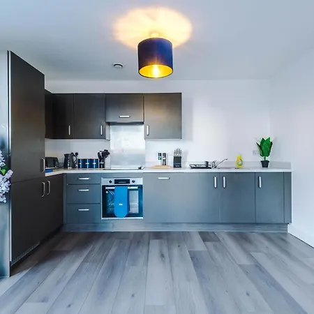 Spacious 3-bedroom In With Private Rooftop Terrace & Stunning Views *