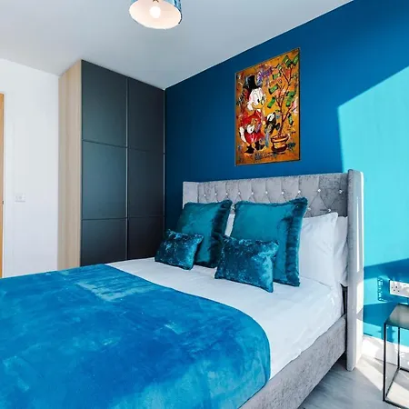 Spacious 3-bedroom In With Private Rooftop Terrace & Stunning Views Apartment Manchester