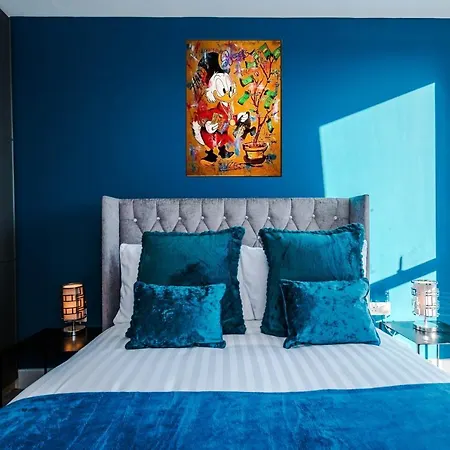 Spacious 3-bedroom In With Private Rooftop Terrace & Stunning Views