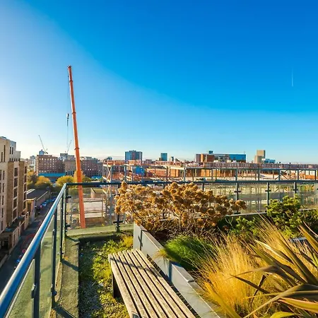 Spacious 3-bedroom In With Private Rooftop Terrace & Stunning Views Apartment Manchester