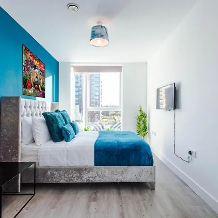 Spacious 3-bedroom In With Private Rooftop Terrace & Stunning Views