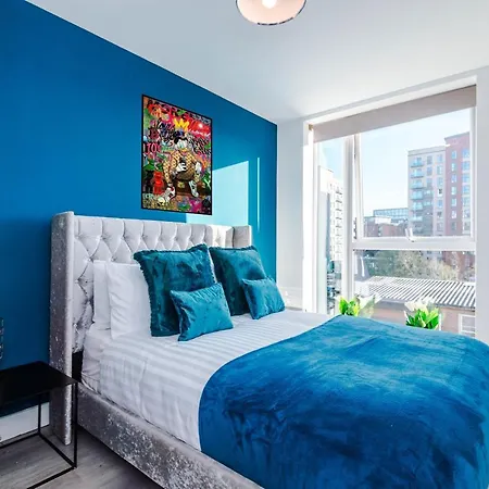Spacious 3-bedroom In With Private Rooftop Terrace & Stunning Views Apartment *