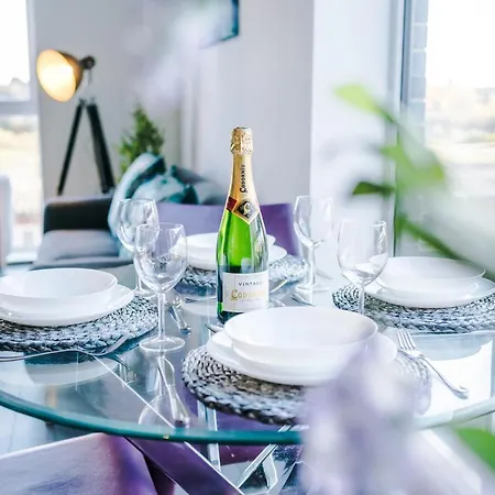 Apartmán Spacious 3-bedroom In With Private Rooftop Terrace & Stunning Views
