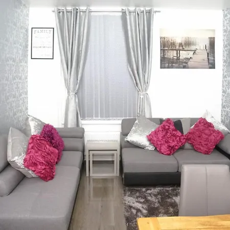 Cheadle House Holidays بيت للعطل مانشستر