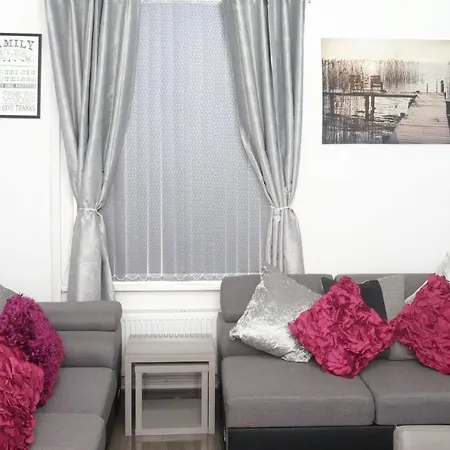 بيت للعطل Cheadle House Holidays